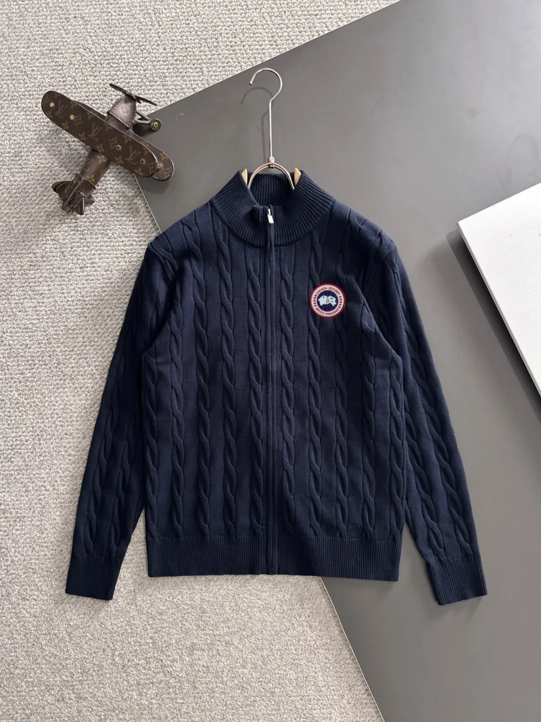 Next day shipping P460 Big Goose 2025 official website latest winter sweater, popular items are on sale at the counter simultaneously! Specially made of wool blended fabric. It feels comfortable and can be directly in contact with the skin. The logo badge is exquisitely embroidered, which is extremely eye-catching! The details highlight the fashionable charm of big brands. Exquisite workmanship. Three-dimensional cutting style. The wearing effect is invincible and handsome! All three standards are complete! Size: M-3XL